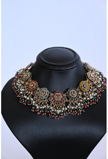 طقم مجوهرات هندي فاخر بتصميم تراثي
