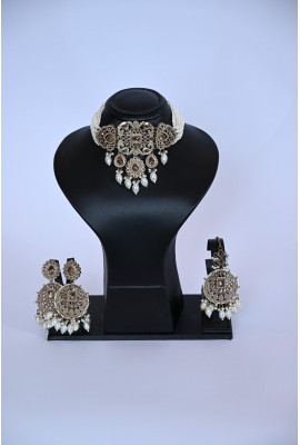 طقم مجوهرات تراثي فاخر بتصميم هندي