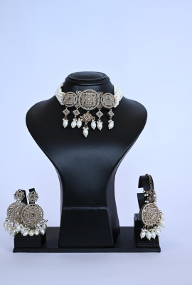  عقد فاخر بتصميم تراثي مزين باللؤلؤ والكريستال