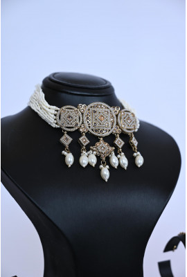 عقد فاخر بتصميم تراثي مزين باللؤلؤ والكريستال عقد فاخر بتصميم تراثي مزين باللؤلؤ والكريستال