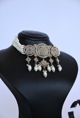 عقد فاخر بتصميم تراثي مزين باللؤلؤ والكريستال عقد فاخر بتصميم تراثي مزين باللؤلؤ والكريستال