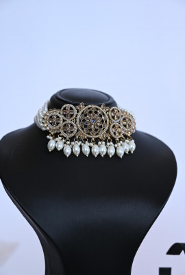 طقم مجوهرات هندي فاخر مرصع باللؤلؤ والكريستال طقم مجوهرات هندي فاخر مرصع باللؤلؤ والكريستال