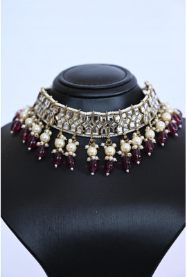 طقم مجوهرات هندي فاخر بتفاصيل كريستالية طقم مجوهرات هندي فاخر بتفاصيل كريستالية