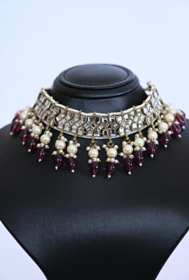 طقم مجوهرات هندي فاخر بتفاصيل كريستالية طقم مجوهرات هندي فاخر بتفاصيل كريستالية