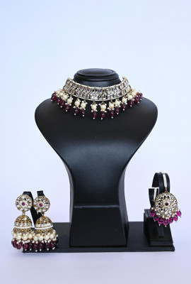 طقم مجوهرات هندي فاخر بتفاصيل كريستالية