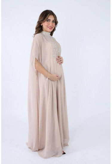 فستان سهرة طويل واسع مطرز بلمسات فاخرة