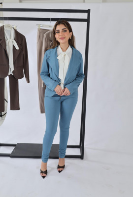 طقم رسمي نسائي أنيق بتصميم عصري