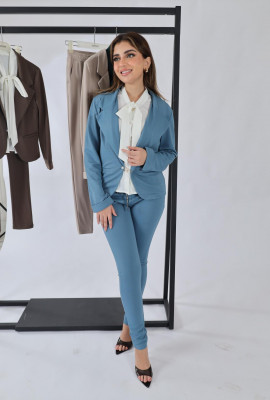 طقم رسمي نسائي أنيق بتصميم عصري طقم رسمي نسائي أنيق بتصميم عصري