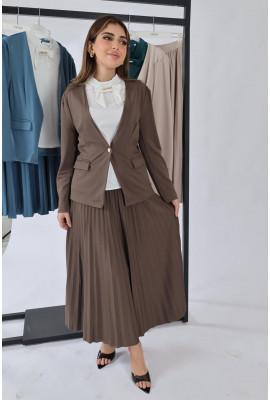 طقم رسمى أنيق مع بلوزة بيضاء