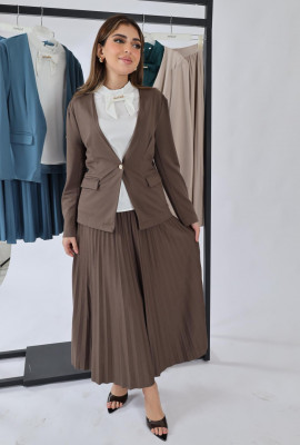 طقم رسمى أنيق مع بلوزة بيضاء