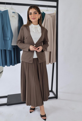 طقم رسمى أنيق مع بلوزة بيضاء