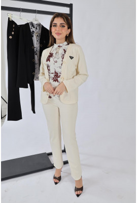 طقم رسمى مع بلوزة منقوشة أنيقة