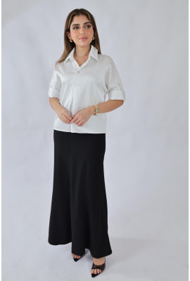 بلوزة ساتان بأكمام قصيرة وطابع كلاسيكي
