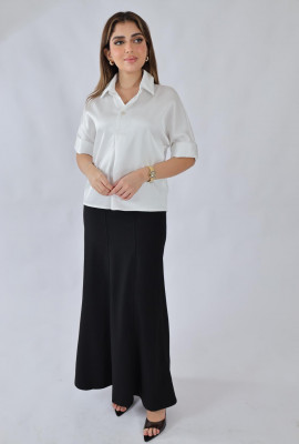 بلوزة ساتان بأكمام قصيرة وطابع كلاسيكي