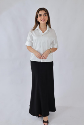 بلوزة ساتان بأكمام قصيرة وطابع كلاسيكي