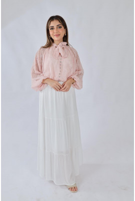 بلوزة دانتيل لأطلالة الدوام 