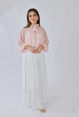 بلوزة دانتيل لأطلالة الدوام 