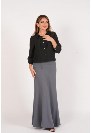 بلوزة  أنيقة بياقة كلاسيكية وربطة ناعمة