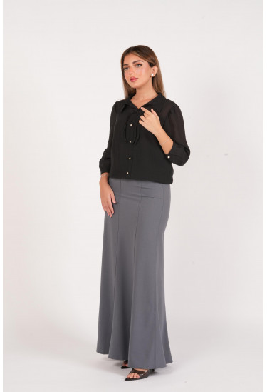 بلوزة  أنيقة بياقة كلاسيكية وربطة ناعمة