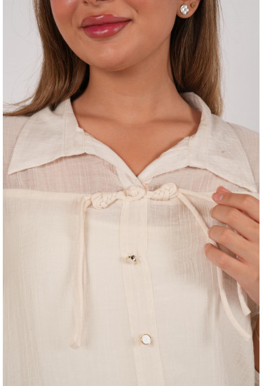 بلوزة  أنيقة بياقة كلاسيكية وربطة ناعمة