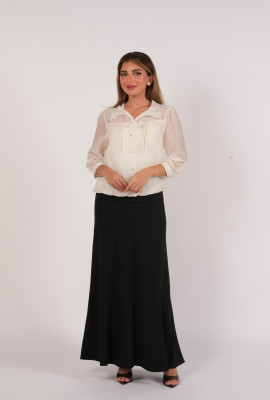 بلوزة  أنيقة بياقة كلاسيكية وربطة ناعمة