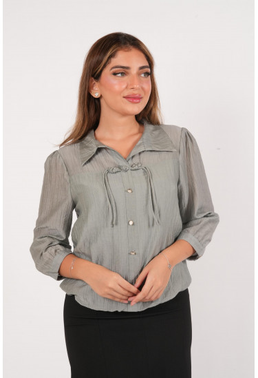 بلوزة  أنيقة بياقة كلاسيكية وربطة ناعمة