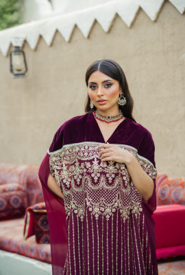 جلابيه مخمل مطرزة بتطريز ذهبي فاخر لإطلالة ملكية جلابيه مخمل مطرزة بتطريز ذهبي فاخر لإطلالة ملكية