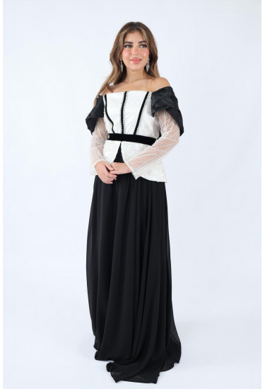 فستان كلاسيكي بأكمام شفافة وتصميم أنيق