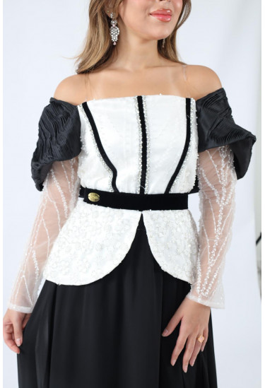 فستان كلاسيكي بأكمام شفافة وتصميم أنيق