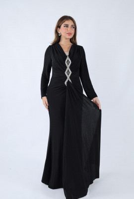 فستان أنيق بتصميم فاخر مرصع بالأحجار