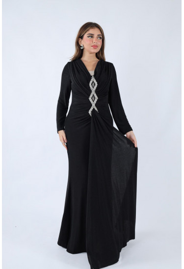 فستان أنيق بتصميم فاخر مرصع بالأحجار