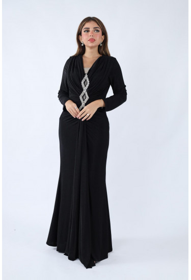 فستان أنيق بتصميم فاخر مرصع بالأحجار