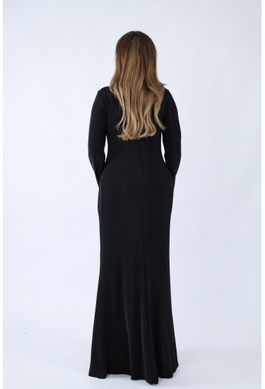 فستان أنيق بتصميم فاخر مرصع بالأحجار