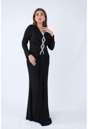 فستان أنيق بتصميم فاخر مرصع بالأحجار