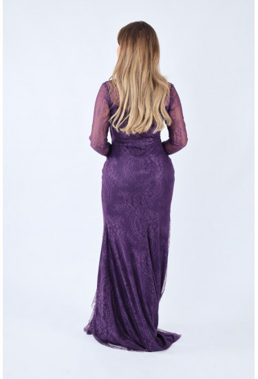 فستان أنيق من الدانتيل بتصميم راقي