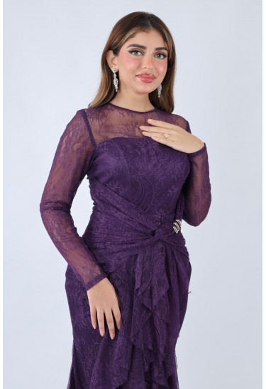 فستان أنيق من الدانتيل بتصميم راقي