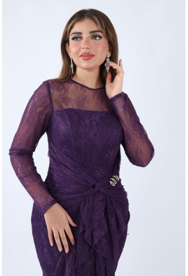 فستان أنيق من الدانتيل بتصميم راقي