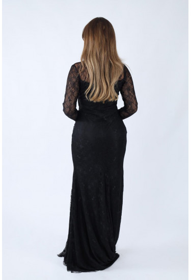 فستان أنيق من الدانتيل بتصميم راقي