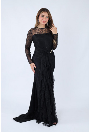 فستان أنيق من الدانتيل بتصميم راقي