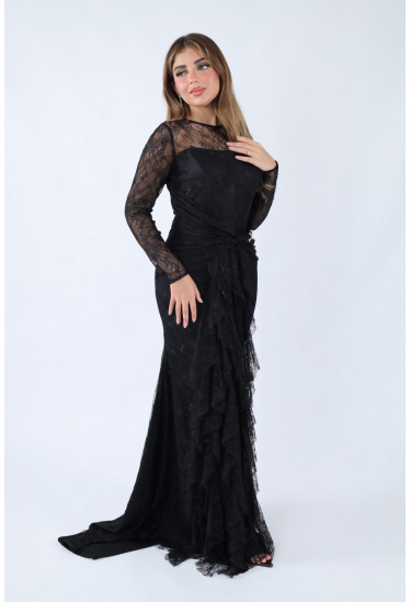 فستان أنيق من الدانتيل بتصميم راقي