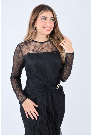 فستان أنيق من الدانتيل بتصميم راقي