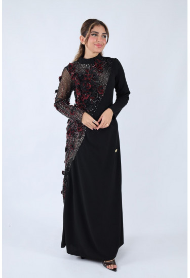 فستان فاخر بتطريز بارز وأكمام شفافة