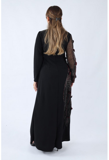 فستان فاخر بتطريز بارز وأكمام شفافة