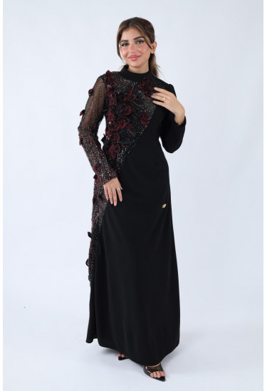 فستان فاخر بتطريز بارز وأكمام شفافة