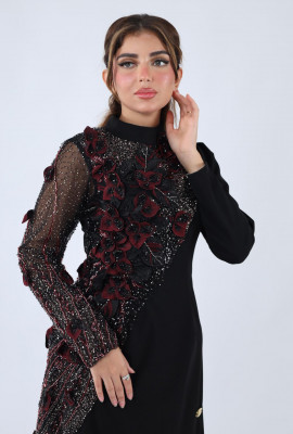 فستان فاخر بتطريز بارز وأكمام شفافة