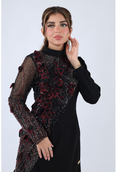 فستان فاخر بتطريز بارز وأكمام شفافة