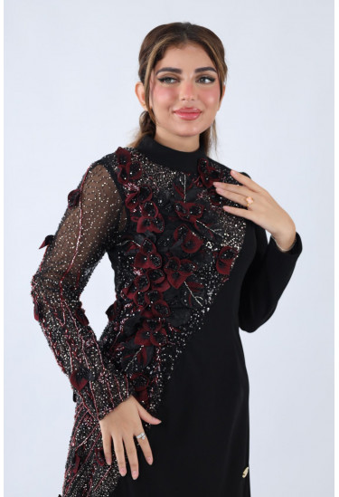 فستان فاخر بتطريز بارز وأكمام شفافة