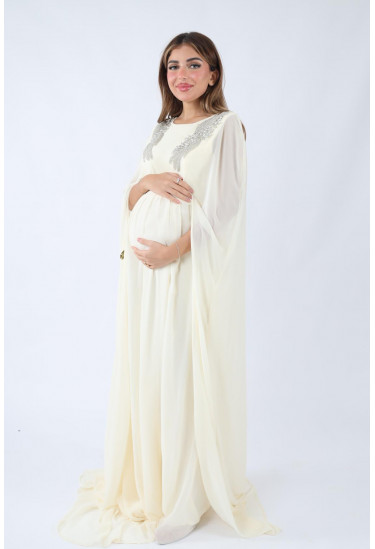  فستان فاخر بتطريز فضي وتصميم كاب أنيق