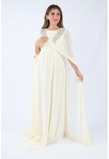  فستان فاخر بتطريز فضي وتصميم كاب أنيق