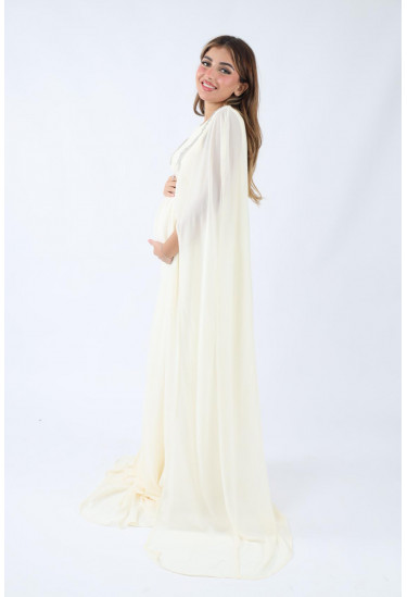  فستان فاخر بتطريز فضي وتصميم كاب أنيق